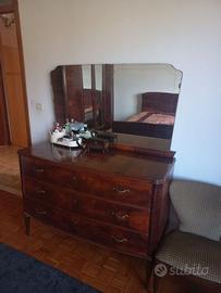 Mobili vintage: comò, comodino, armadio, poltrona