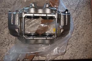 Pinza freno anteriore a 4 pistoni