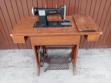 Macchina per cucire e mobile NECCHI