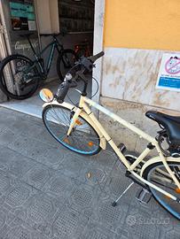 Bicicletta taglia 28 con cambi a manopola.