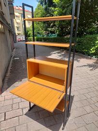 scrivania e libreria