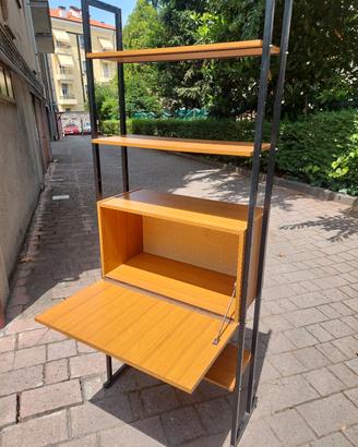scrivania e libreria