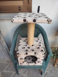 casetta più tiragraffi per gatti