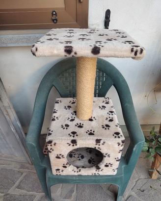 casetta più tiragraffi per gatti