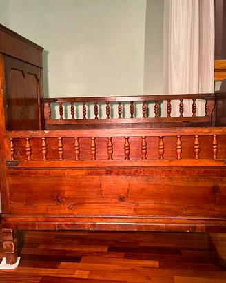 Culla antica in noce massiccio