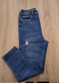 Jeans mom fit blu medio a vita alta con strappi