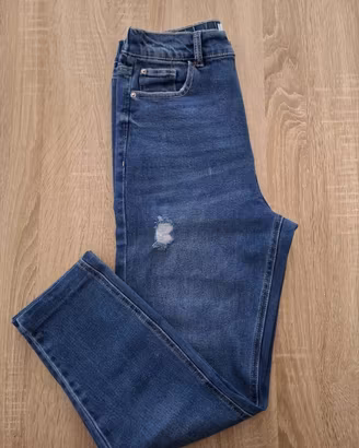 Jeans mom fit blu medio a vita alta con strappi