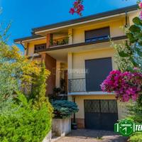 RIF. 331 VILLA SINGOLA IN CENTRO PAESE CON AMPIO G