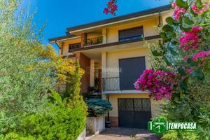 RIF. 331 VILLA SINGOLA IN CENTRO PAESE CON AMPIO G