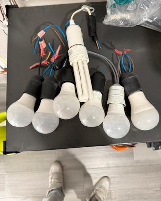Lotto 7 lampadine e portalampada