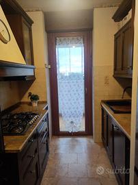 Cucina artigianale in faggio con piano in granito