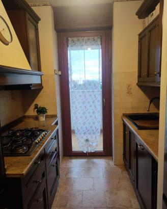 Cucina artigianale in faggio con piano in granito