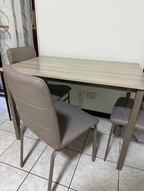 Tavolo con 4 sedie