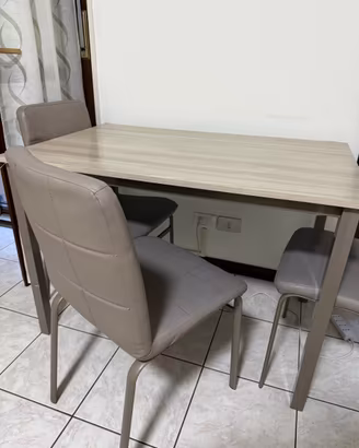 Tavolo con 4 sedie