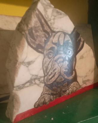 Bulldog francese su marmo 