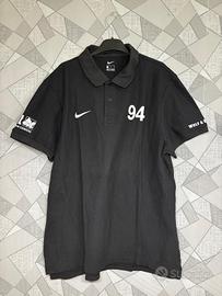 Polo Nike nera swoosh ricamato numero 94 stampe