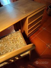 Scrivania in legno con cassettiera e sedia