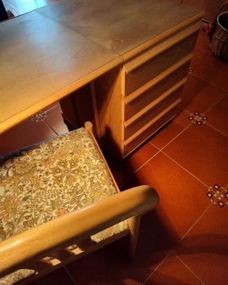 Scrivania in legno con cassettiera e sedia