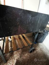 Barbecue a carbonella con ruote e ripiano in legno