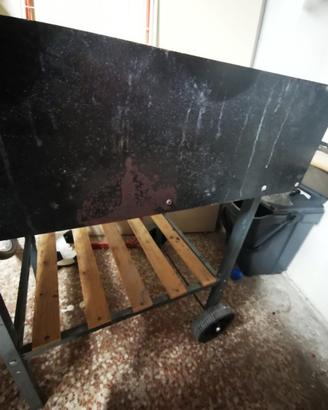 Barbecue a carbonella con ruote e ripiano in legno