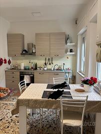 Cucina completa di tavolo e 4 sedie