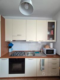cucina e divano 