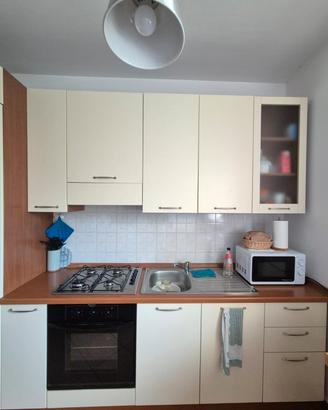 cucina e divano 