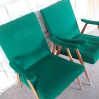Due poltrone con braccioli in stoffa verde vintage