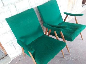 Due poltrone con braccioli in stoffa verde vintage