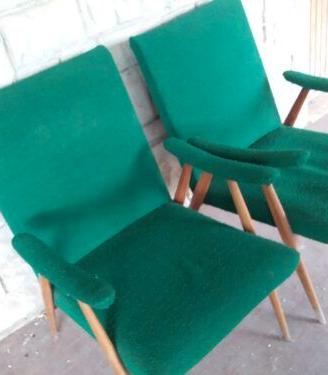 Due poltrone con braccioli in stoffa verde vintage