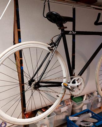 bicicletta scatto fisso nera 