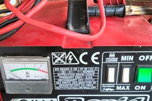 Avviatore e caricabatterie auto