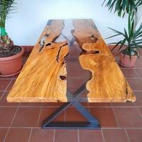 Tavolo in legno di ulivo e resina.