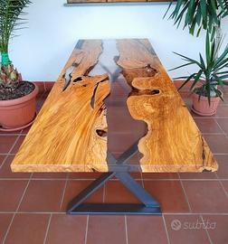 Tavolo in legno di ulivo e resina.