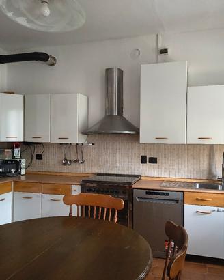 Cucina angolare con tavolo e sedie + stufa a legna