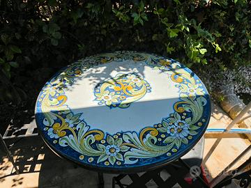 tavolo e sedie di caltagirone