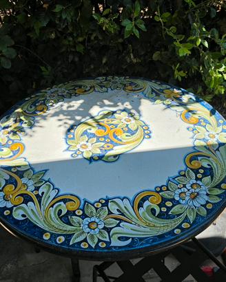 tavolo e sedie di caltagirone
