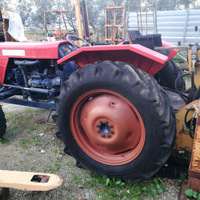 Trattore con retroescavatore