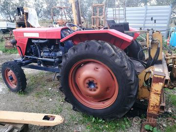 Trattore con retroescavatore