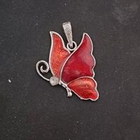 ciondolo a forma di farfalla