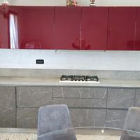 cucina con elettrodomestici più tavolo con sedie