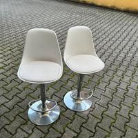 Sgabelli  regolabili in altezza.