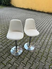 Sgabelli  regolabili in altezza.