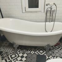 vasca da bagno con piedini