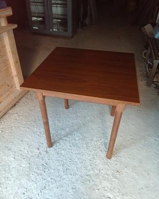 Tavoli in legno Dim.80x80