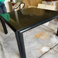 Tavolo quadrato di legno con 6 sedie