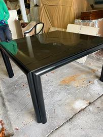 Tavolo quadrato di legno con 6 sedie