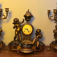 Orologio da tavolo con due candelabri in ottone