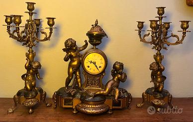 Orologio da tavolo con due candelabri in ottone