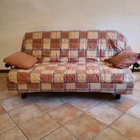 divano letto e tavolo con sedie
